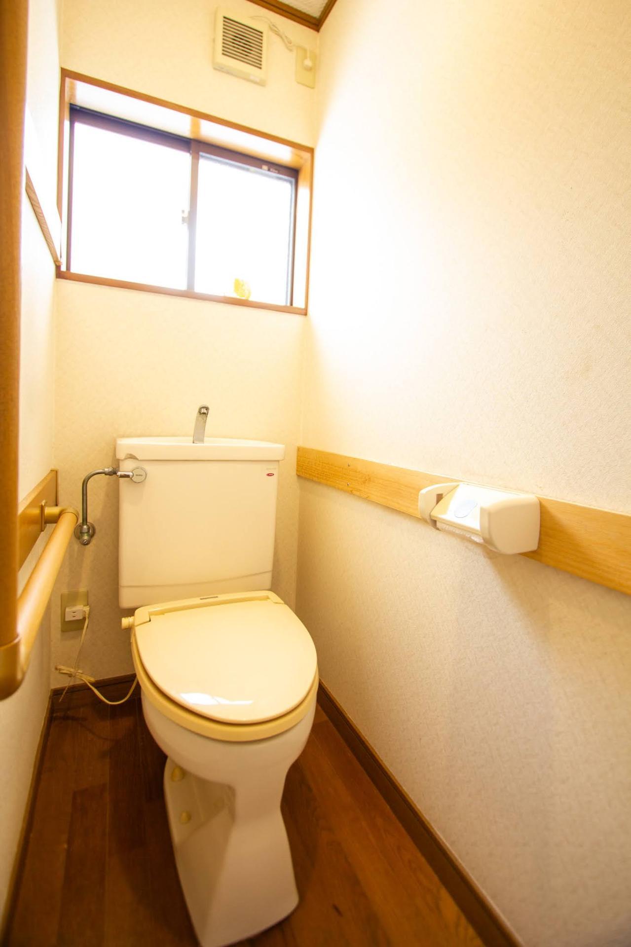 トイレ　暖房機能付き便座。