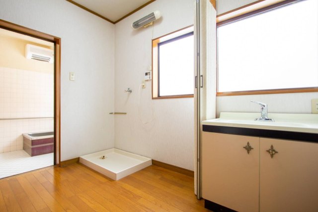 洗面設備　日当たりのよい洗面台、洗濯機置き場。