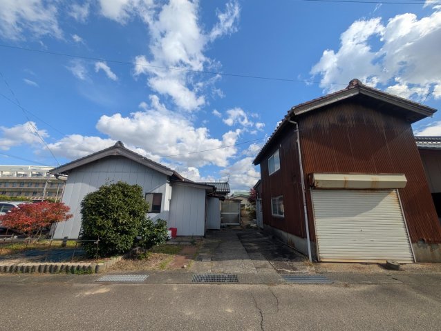 建物外観　広い敷地に平屋建てと庭。広々と快適生活。