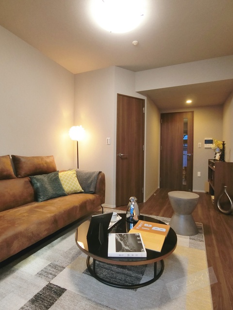 居室・リビング　同マンション内他居室写真になります。