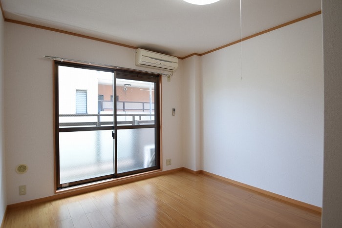 居室・リビング　エアコン付きで快適に過ごせます♪