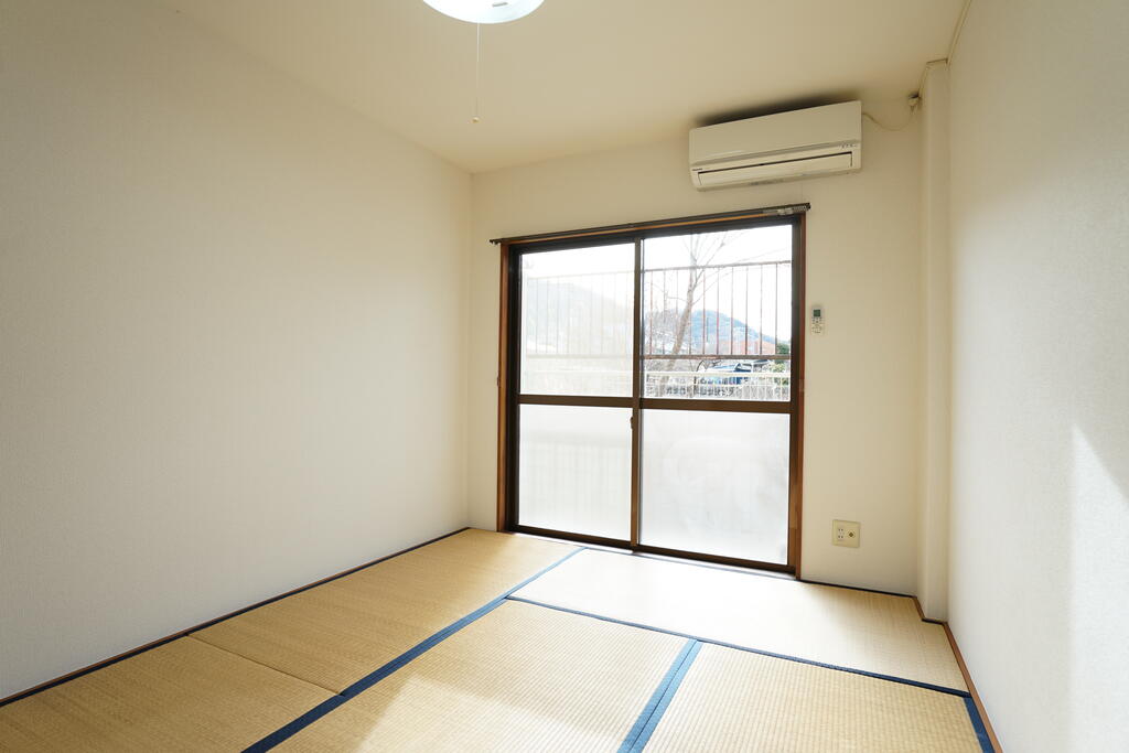 居室・リビング　※エアコン付き。写真は107号室を掲載しております。