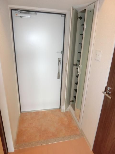 玄関　トールタイプのシューズボックス・姿見付き玄関