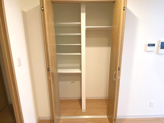 その他　★キッチン横に収納棚を設置しています★