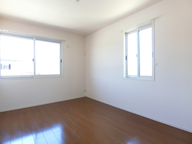 その他部屋・スペース　落ち着いた色調の寝室です