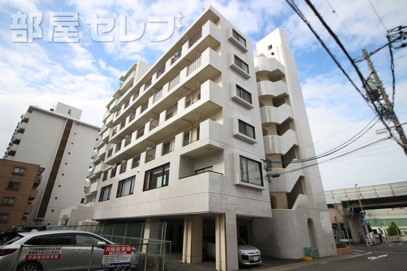 建物外観　タイル張りの綺麗な外観です。