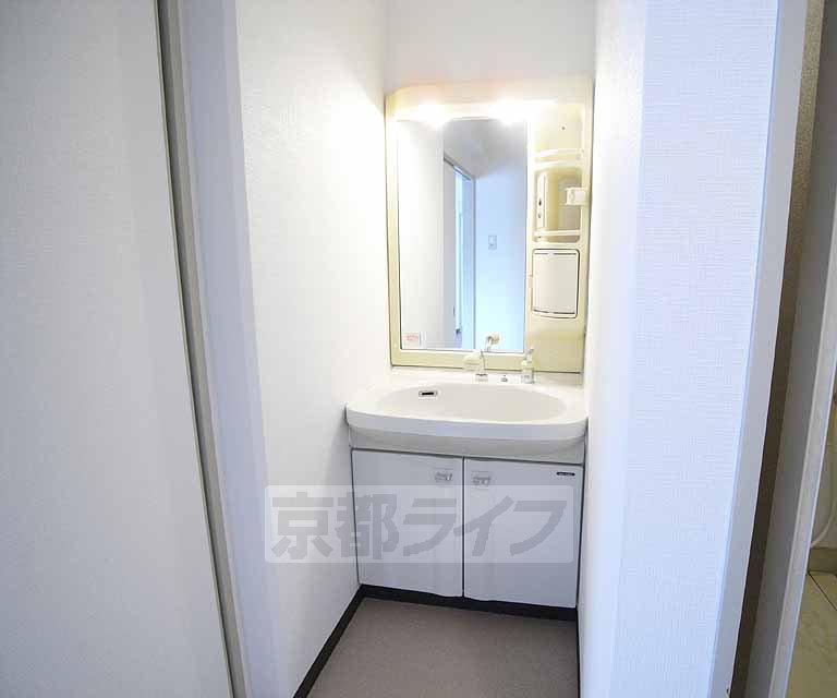 洗面設備　大きな洗面台で使いやすいです。