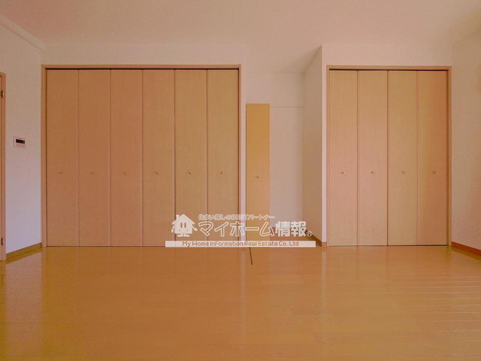 その他部屋・スペース　洋室約10.7帖の広々とした居住空間