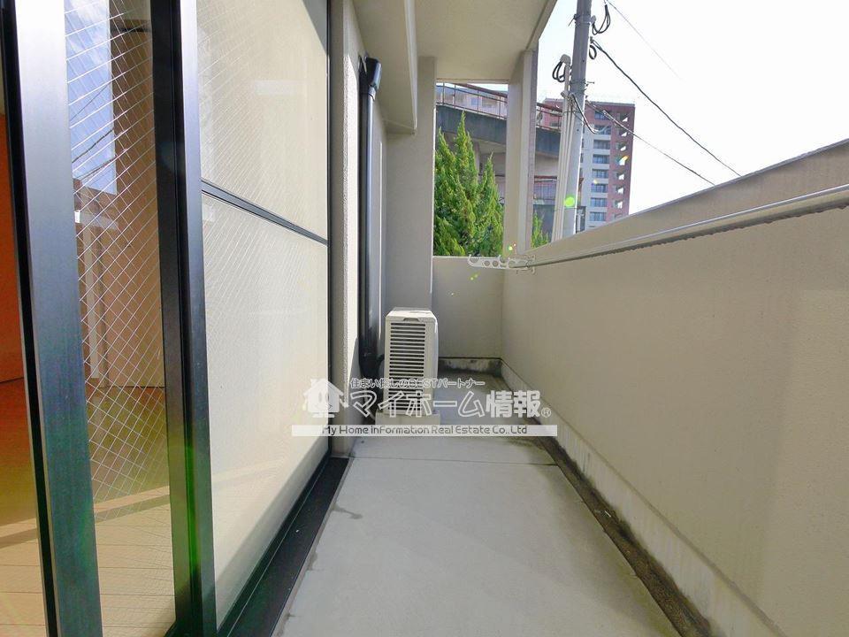 バルコニー　南向きバルコニーでお日様をたっぷり取り込みます