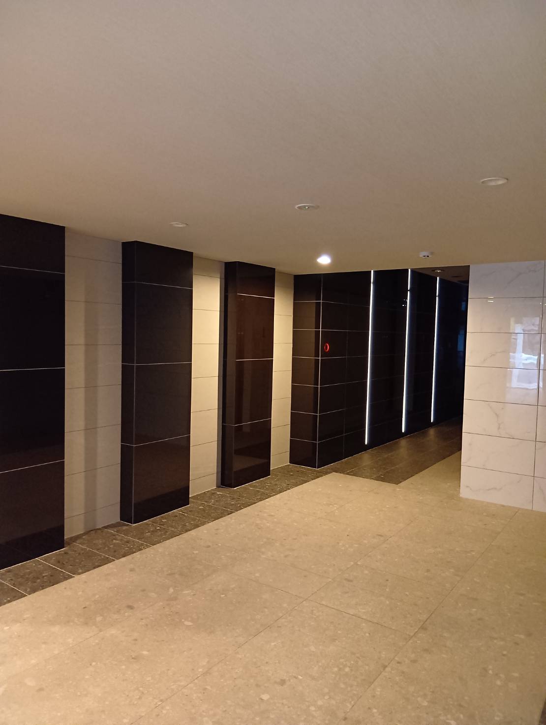 ロビー　落ち着いたエントランスです