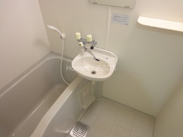 バス・シャワールーム　別号室のお写真でございます。