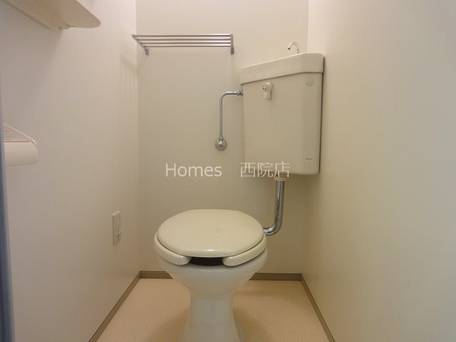 トイレ　別号室のお写真でございます。