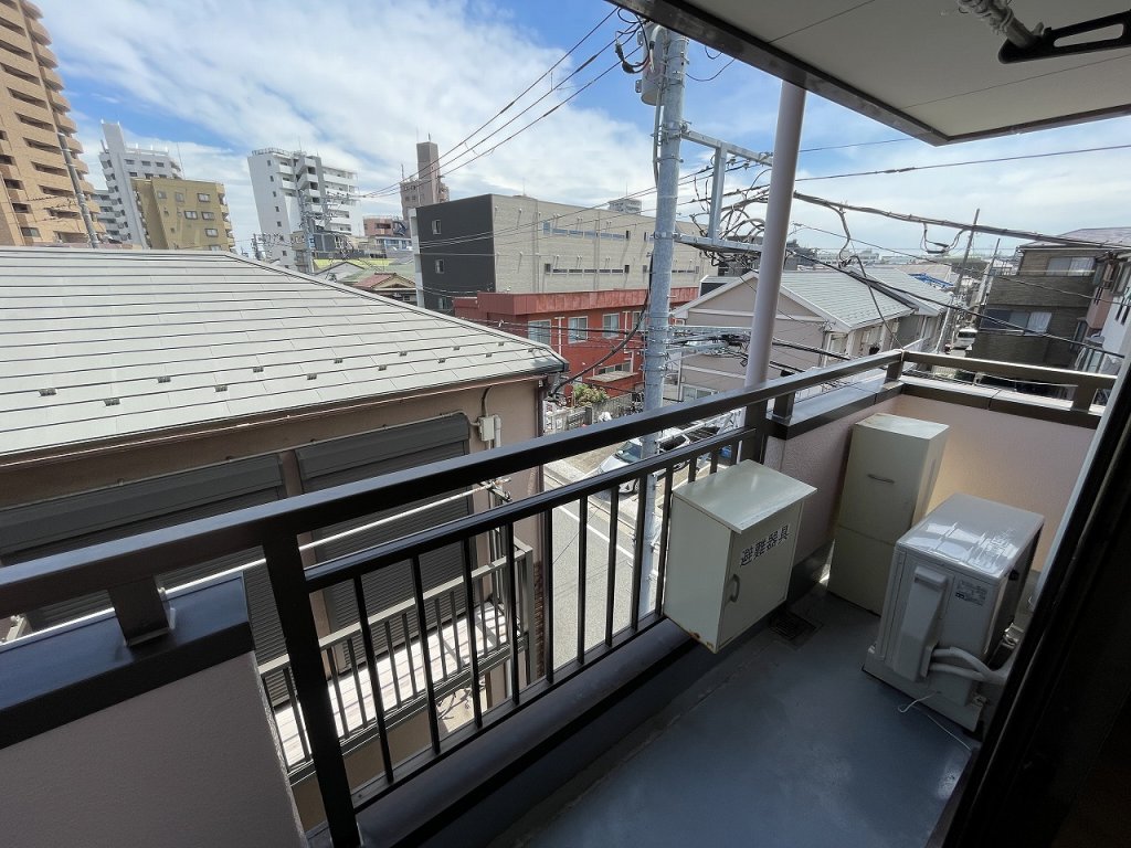 バルコニー　前面抜けていて日当り良好のバルコニー　写真は３階