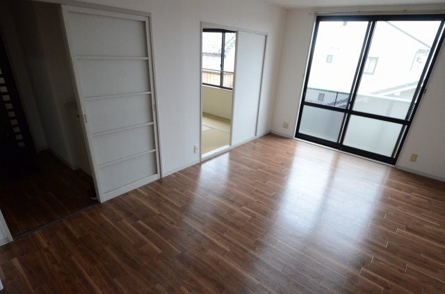 居室・リビング　リビングのとなりに和室あります！