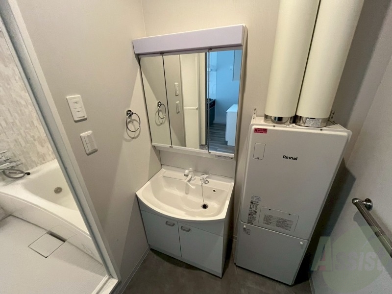 洗面設備　独立洗面台です。大きくてよいですね。シャンプーもできます！