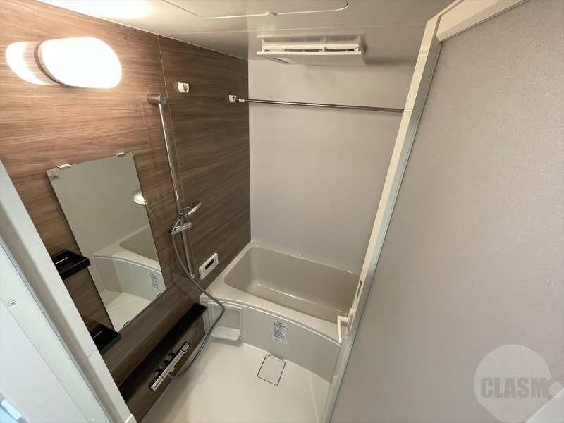 バス・シャワールーム　乾燥機能付きのバスルーム