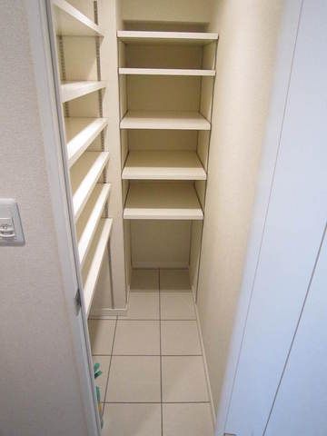 玄関　★大型シューズインクローク付★