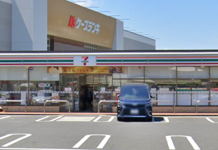 コンビニ　セブンイレブン（コンビニ）まで647m