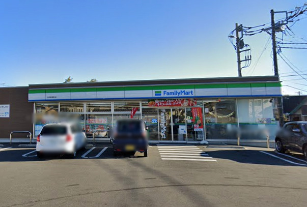 コンビニ　ファミリーマート（コンビニ）まで586m
