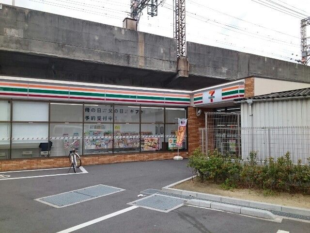 コンビニ　セブンイレブン様（コンビニ）まで270m