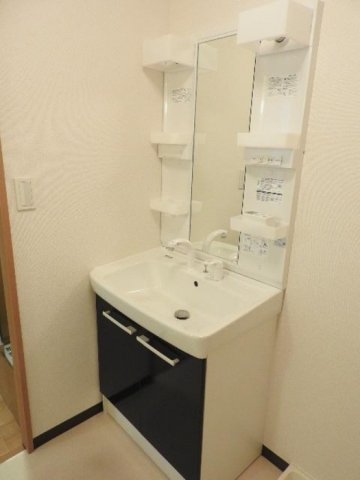 洗面設備　独立洗面台あり、毎朝おしゃれに忙しい女性の方におすすめです