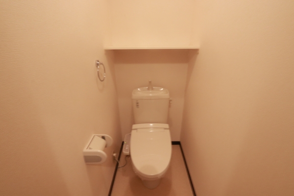 トイレ　温水シャワー付きトイレです