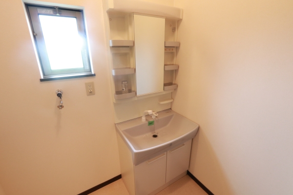 洗面設備　独立洗面台で朝の準備も快適です♪