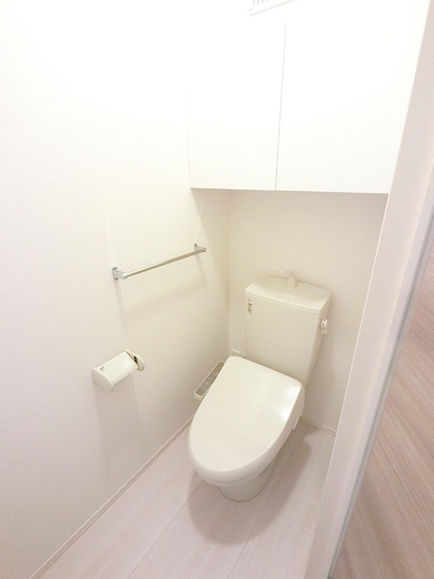 トイレ　温水洗浄付便座です