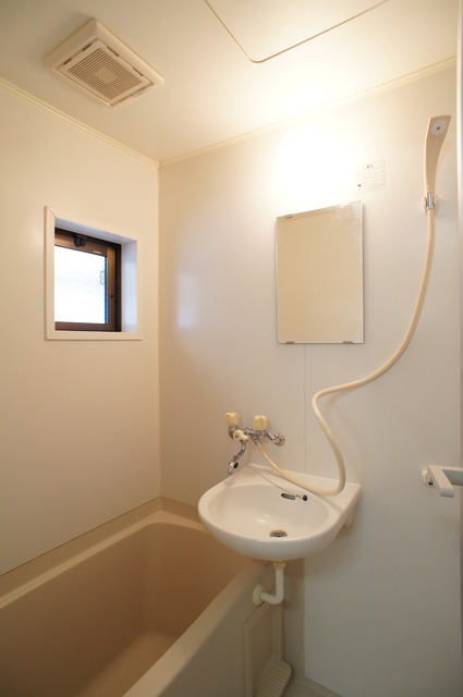 バス・シャワールーム　窓付きのバスルーム♪換気もできて気持ちいいですね♪