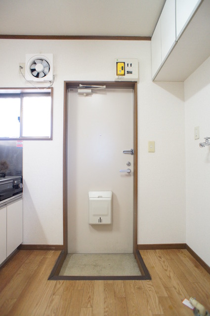 玄関　玄関側からも採光あり！いつでも明るい玄関周り！