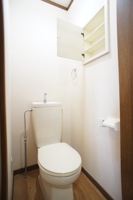 トイレ　上部収納あり！トイレ内に必要なものはこちらへ収納可能♪