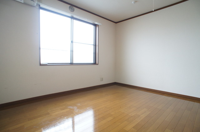 居室・リビング　室内は木の温もりが優しいフローリングです♪