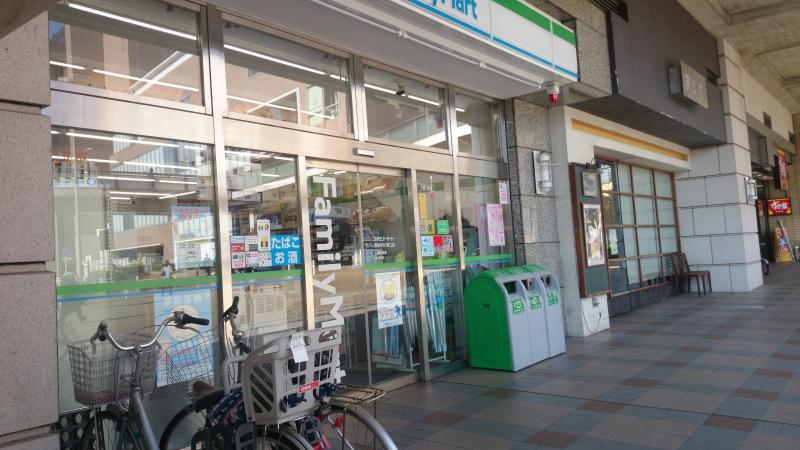 コンビニ　ファミリーマート東神奈川東口店（コンビニ）まで233m