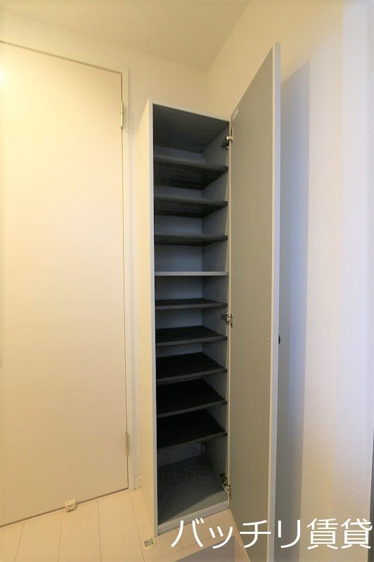 玄関　同型タイプの為、現状を優先いたします