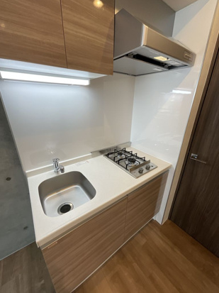 キッチン　コンロ設置済み。収納充実で調理器具等すっきり収納できます