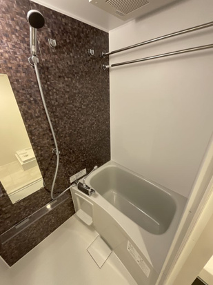 バス・シャワールーム　浴室乾燥機能付きで、お出かけや雨の日も洗濯できます