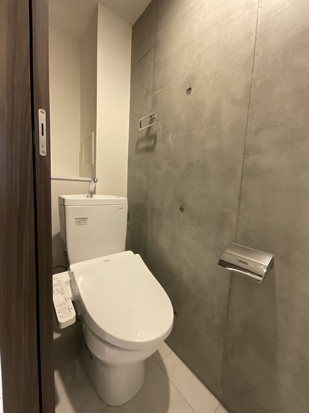 トイレ　トイレの壁はコンクリート打ちっぱなしでおしゃれです