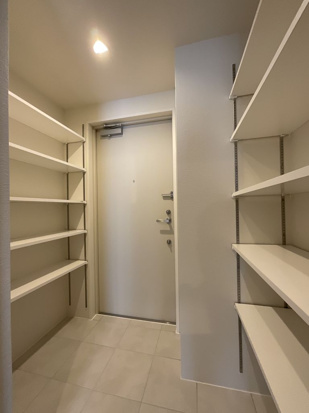 玄関　壁面収納で散らかりがちな靴をすっきり収納できます