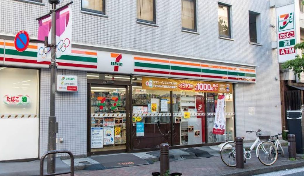 コンビニ　セブンイレブン港区芝2丁目店（コンビニ）まで80m