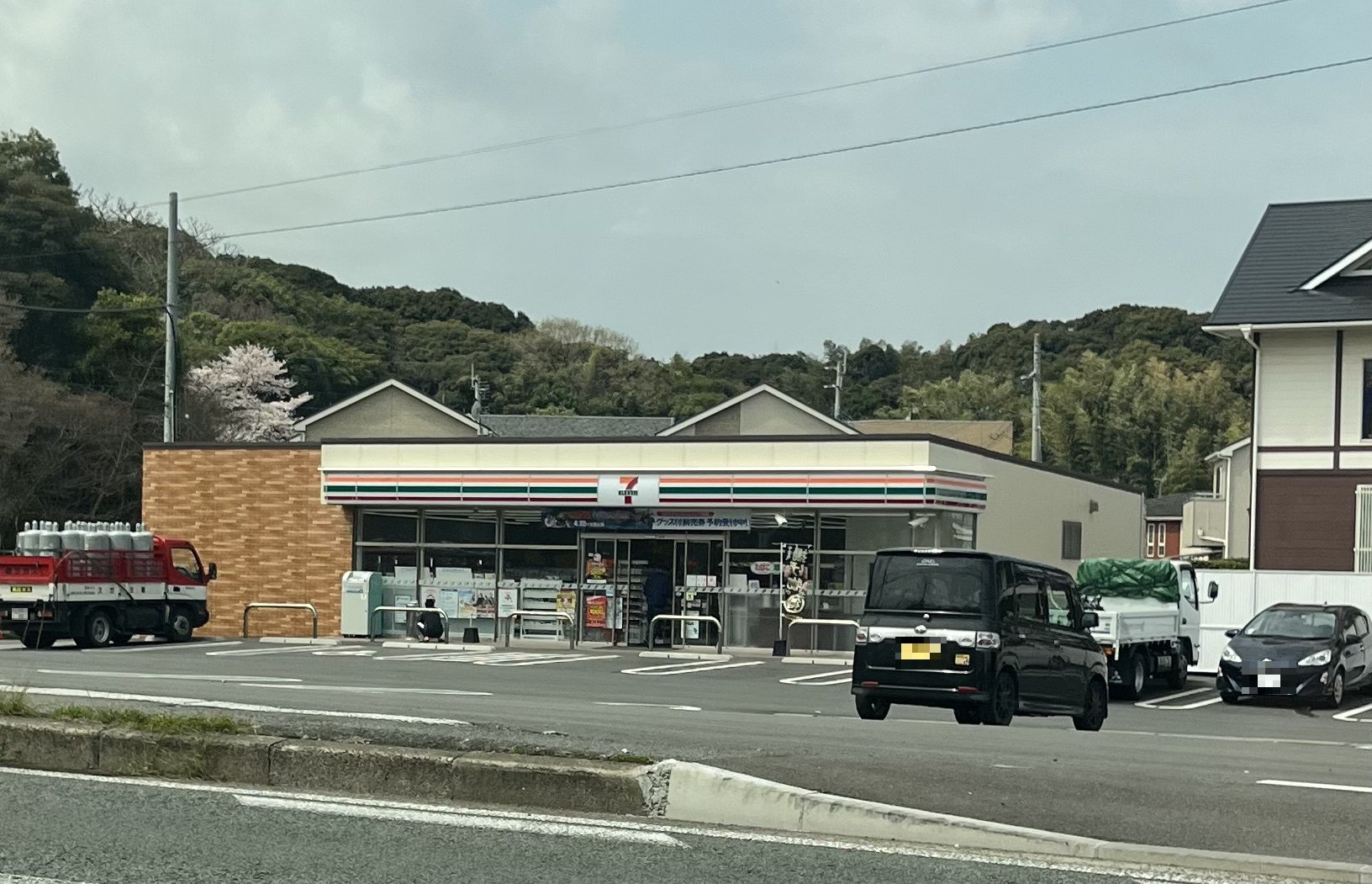 コンビニ　セブンイレブン八幡本城バイパス店（コンビニ）まで1035m