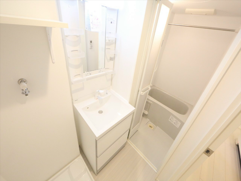 洗面設備　脱衣所　独立洗面台（シャンプードレッサー付）収納スペース有