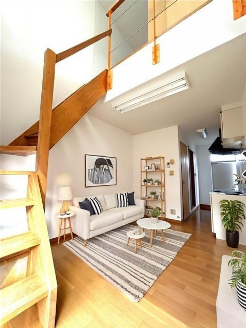 居室・リビング　高い天井と大きな窓が魅力。光が差し込む明るいリビングです。