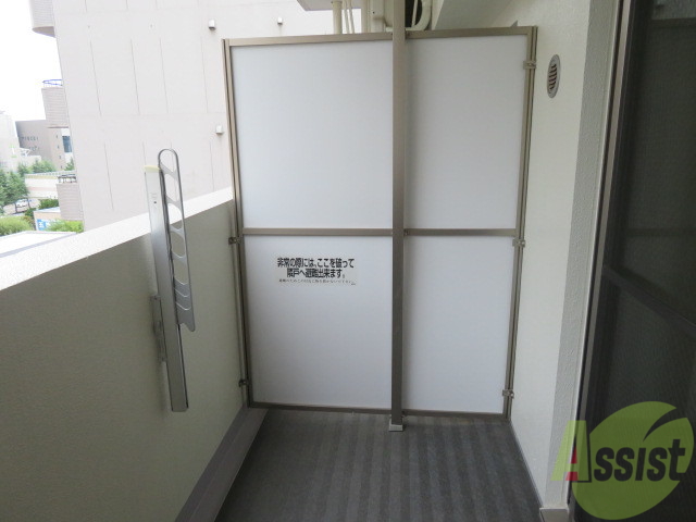 バルコニー　バルコニーは幅があり、広い印象を受けました。