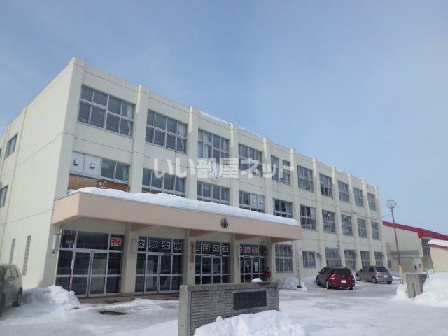 中学校　屯田中央中学校（中学校）まで582m