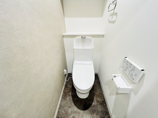 トイレ　落ち着いた色調のトイレです