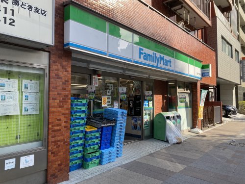 コンビニ　ファミリーマート 勝どき駅前店（コンビニ）まで166m