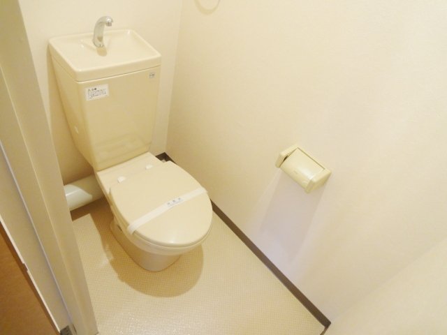 トイレ　同物件別号室の写真です。