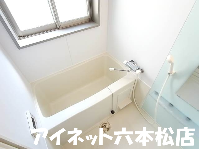 バス・シャワールーム　浴室に窓があるので換気がとっても楽です。