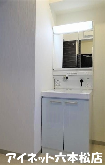 洗面設備　朝の支度はこちらでどうぞ。