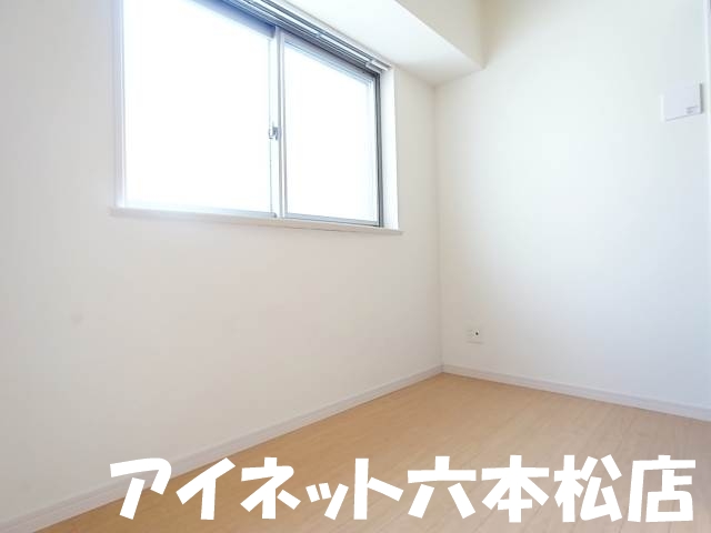 その他部屋・スペース　寝室にも窓があるので明るいです。